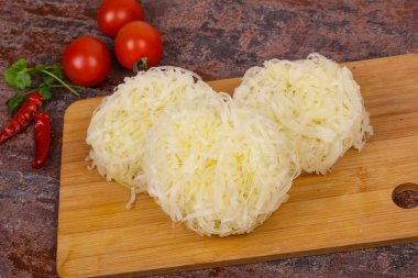 Çiğ pirinç eriştesi pişirmeye hazır.