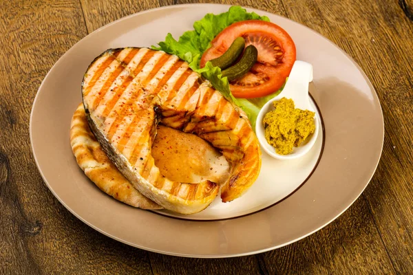 Salmone Alla Griglia Con Pomodoro Cetriolo Sul Pane Pita — Foto Stock