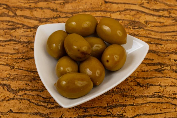 Olives Vertes Dans Bol Dessus Sol Bois — Photo