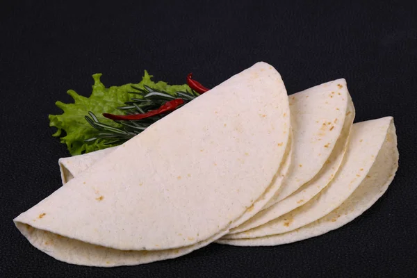 Tortilla Homamade Vacía Servido Ensalada Hojas —  Fotos de Stock