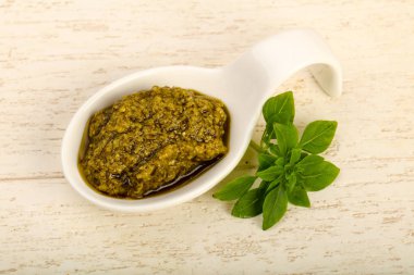 Fesleğenli pesto sos kasede bırakır