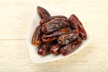 Meyve kabında tatlı hurmalar.