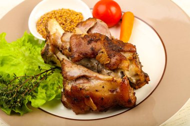 Kavrulmuş domuz diz dijon hardal sos ile