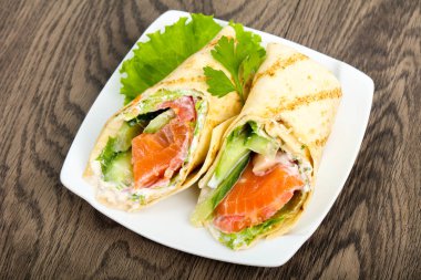 Somon ekmek rulo peynir ile