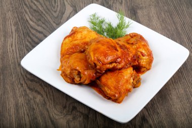 Domates soslu kızarmış tavuk uyluk