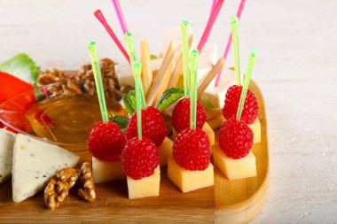 Peynir tabağı çeşitler ile Ahududu