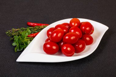 Kasede fesleğen servis edilen vişneli domates turşusu