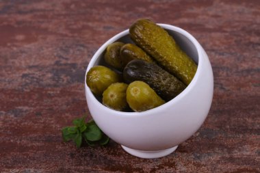 Kâsede fesleğen servis edilen salatalık yığını.