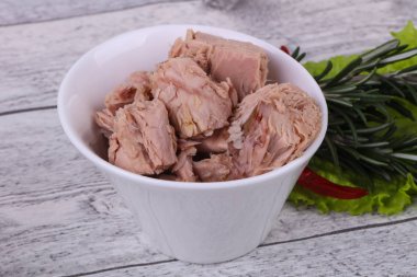 Kasede lezzetli ton balığı konservesi salata yaprakları servis edildi.