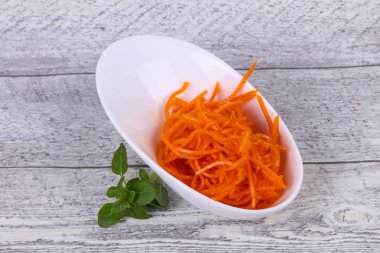 Kore cattot atıştırmalık salatası kasede fesleğen yaprağı servis edilir.