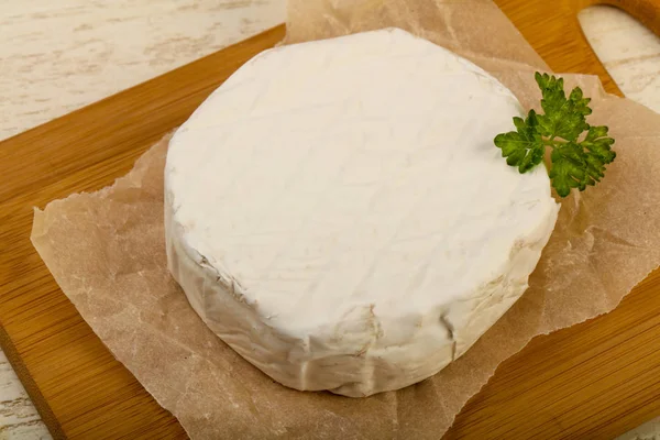 Camembert Peyniri Ahşap Arka Plan Üzerine Maydanoz Ile — Stok fotoğraf