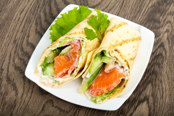 Somon ekmek rulo peynir ile