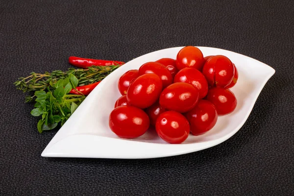 Kasede fesleğen servis edilen vişneli domates turşusu