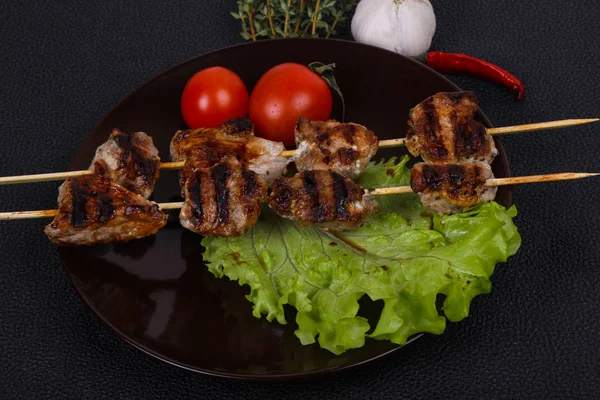 Brochettes Kebab Porc Dans Assiette Avec Feuilles Salade Tomates Servi — Photo