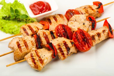 Izgara hindi şiş domates ve biber ile