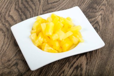 Kabın içinde Konserve ananas