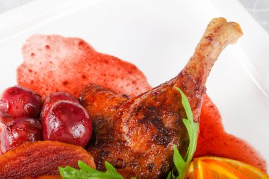 Üzümlü ördek bacağı, portakal ve armut.