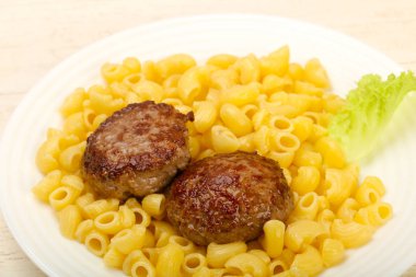 Pirzola ile makarna makarna