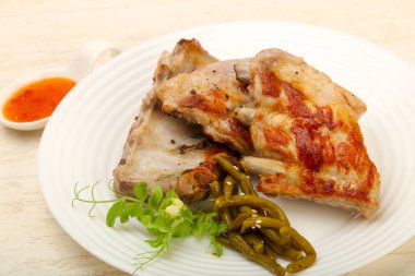 Kızarmış domuz kaburgası.