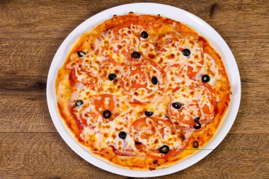 Margarita pizza zeytin, domates ve peynir ile
