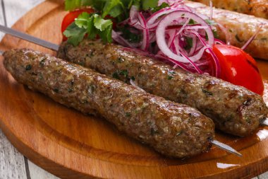 Kıymalı biftek ve tavuk kebabı.
