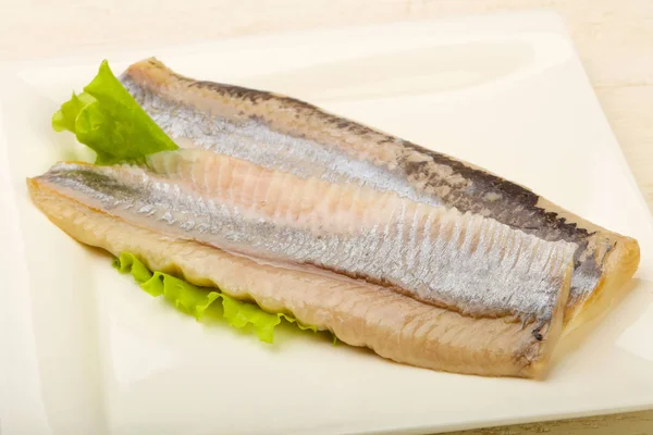 Filete Arenque Sobre Hojas Ensalada Listo Para Comer —  Fotos de Stock