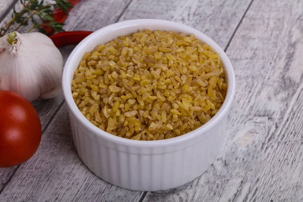 Roher Goldener Bulgur Der Schüssel Mit Tomaten Und Knoblauch — Stockfoto