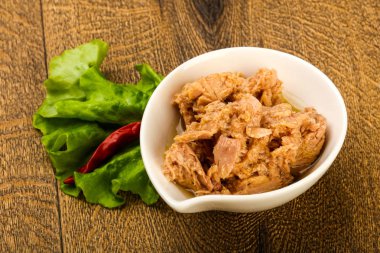 Kavanozda konserve ton balığı pişmeye hazır.