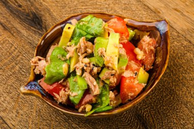 Domates soslu ton balığı ve avokado salatası.