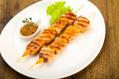 Dijon mustars soslu ızgara somon şiş