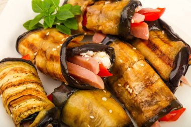 Jambon, peynir ve biber dolması patlıcan