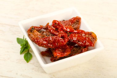 Fesleğen yapraklı kuru domates.