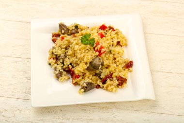 Tavuk kalbi ve kuru domatesli bulgur.