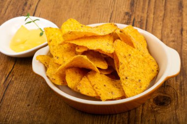 Nacho peynirli sos ile