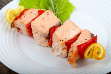 Biber ve limon ile som balığı şiş