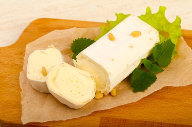 Sedir fıstıklı Brie peynirli rulo