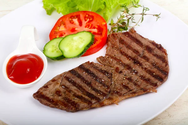 牛肉のグリル ステーキ ソースとタイム — ストック写真