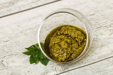 Fesleğen sosu Pesto kabın içinde