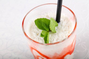 Süt nane ve syrope ile kokteyl