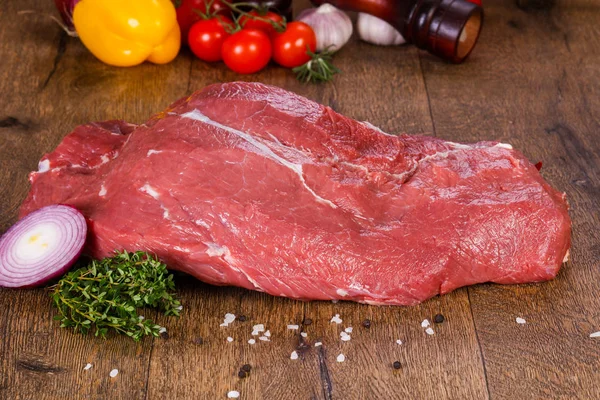 Obearbetat Nötkött Kött Över Trä Bakgrund — Stockfoto