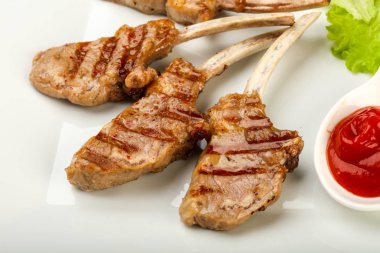 Salata yaprakları servis domates soslu kuzu ızgara