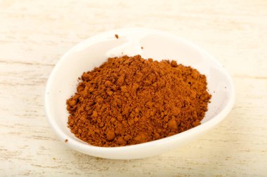 Kase ahşap arka plan üzerinde toz kakao