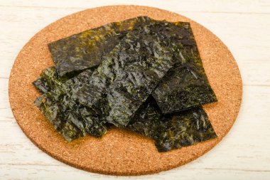 Ahşap arka plan üzerinde fiş gevrek Nori yaprak