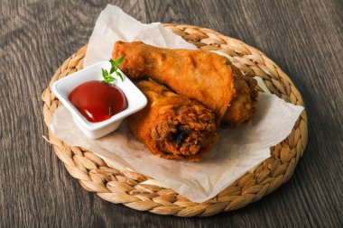 Ketçap ile çıtır tavuk budu