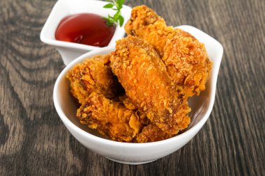 Ketçap ile çıtır tavuk kanatları