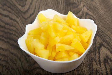 Kabın içinde Konserve ananas