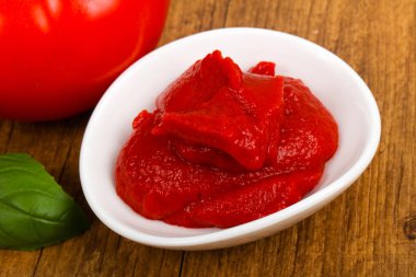 Domates salçası fesleğen yaprakları ile