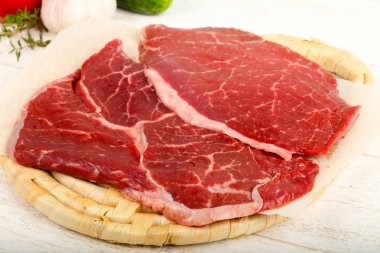 Ham sığır eti biftek yemek için hazır