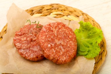 Ahşap arka plan üzerinde çiğ Domuz pirzola