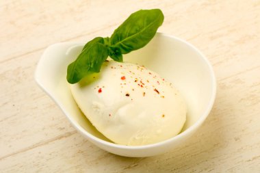 Fesleğen yaprakları ile Mozzarella peyniri